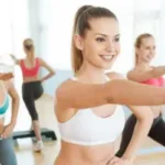 femei exersand o formă de aerobic dinamică și foarte antrenantă numită ”Step Dance”.