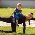 exercitiu mama si copilul pe iarba