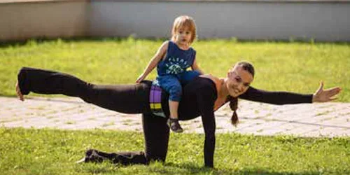 exercitiu mama si copilul pe iarba