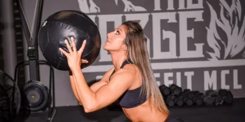 Antrenament CrossFit cu mingea de sala, in sala de fintess