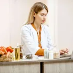 medic nutritionist in cabinetul medical, avand alimente pe masa