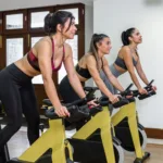 femei sportive exersand pe biciclete de antrenament impreuna