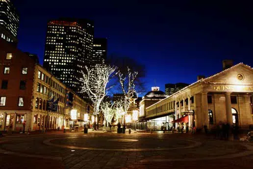 vedere de noapte asupra orasului Boston