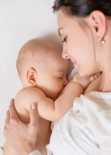 mama impreuna cu copulul, in brate