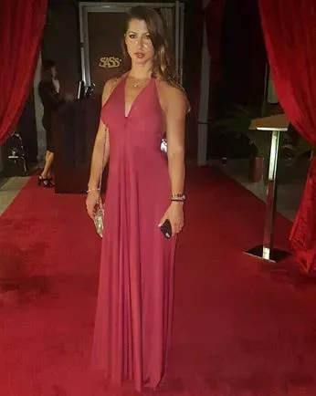 Andreea Tina intr-o rochie rosie de seara