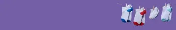 sosete de copil agatate pe o sfoara, pe fundal violet