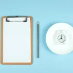 farfurie cu un ceas care semnifica perioadele de fasting