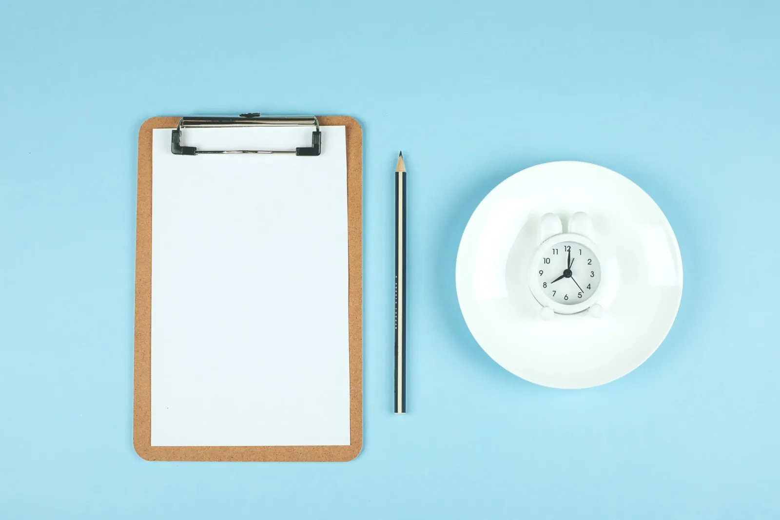 farfurie cu un ceas care semnifica perioadele de fasting