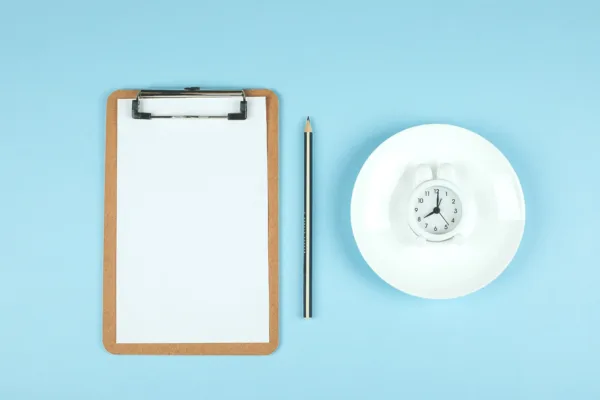 farfurie cu un ceas care semnifica perioadele de fasting