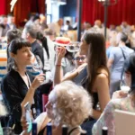 Femei care beau vin la evenimentul RO-WINE 2023