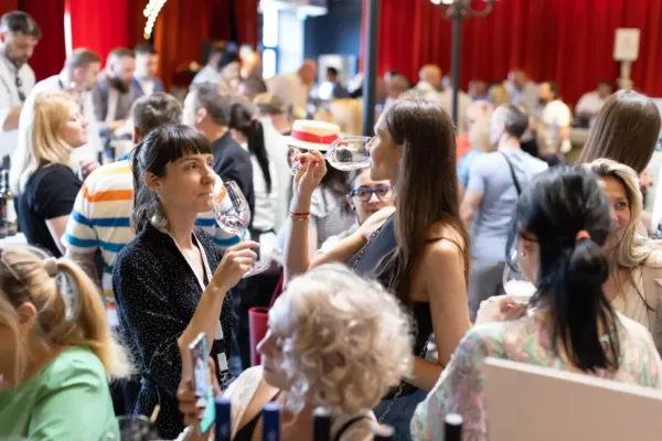 Femei care beau vin la evenimentul RO-WINE 2023