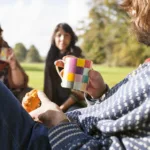 pauza, relaxare in parc cu prietenii